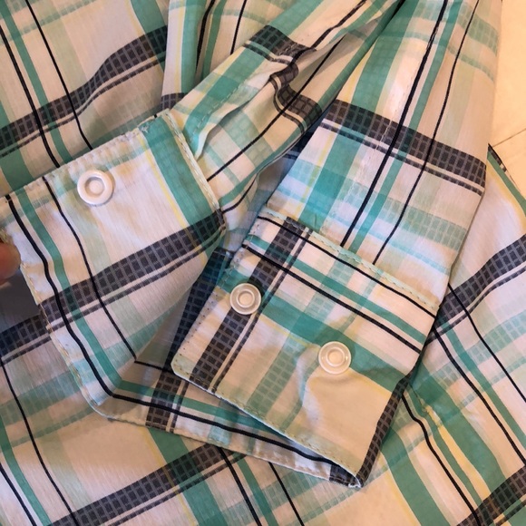 Columbia quick dry lightweight long sleeve snap close shirt. Hidden zip pocket - Picture 3 of 8